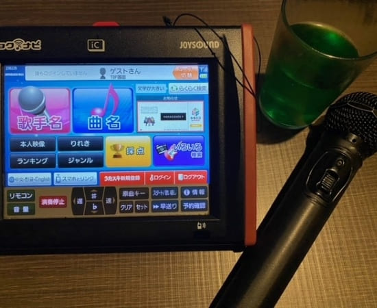 カラオケの曲を入れるタッチパネルとマイク